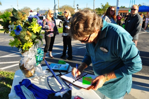 Buddy Buddiansky signing check-in sheet